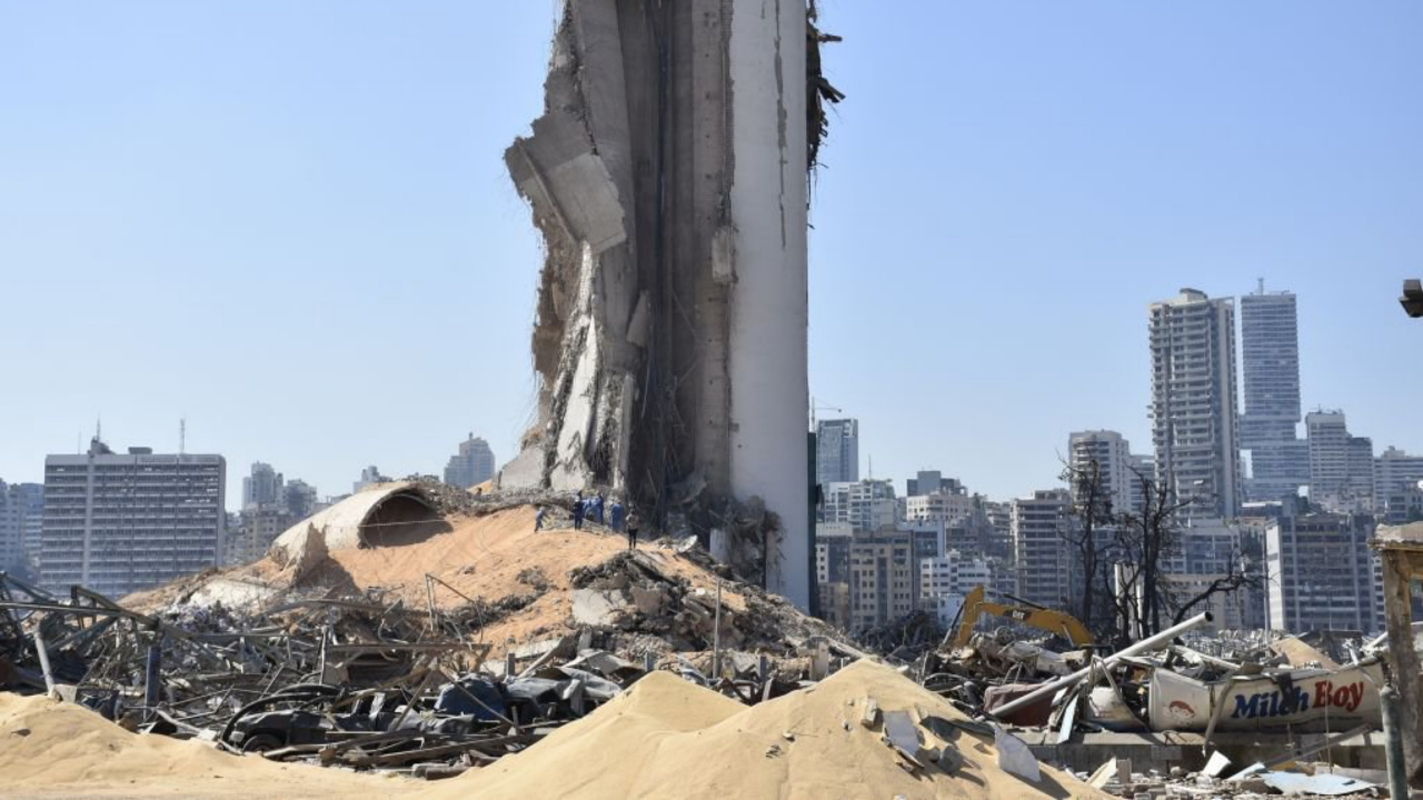 Kabus bitmiyor: Lübnan'da 30 ton daha amonyum nitrat ele geçirildi!