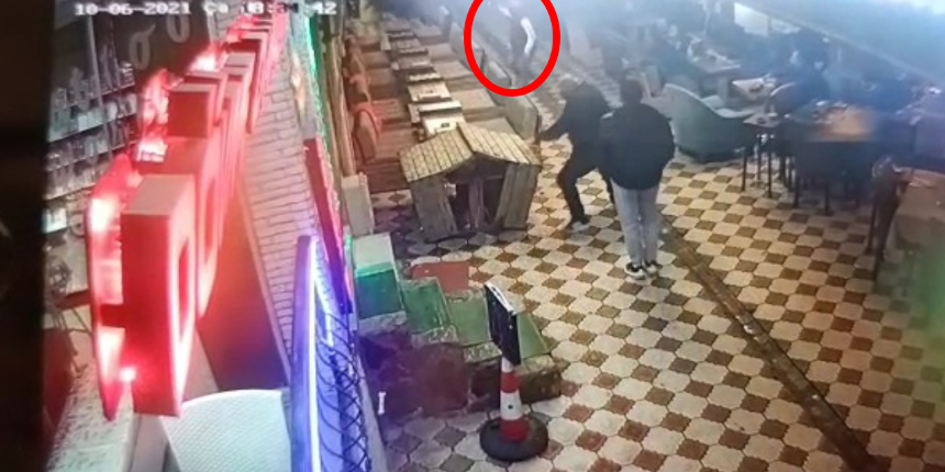 Kuzenler kafede silahlı saldırıya uğradı! O anlar kamerada