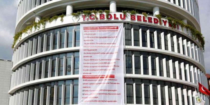 CHP'li Tanju Özcan'dan Erdoğan'a destek pankartı!