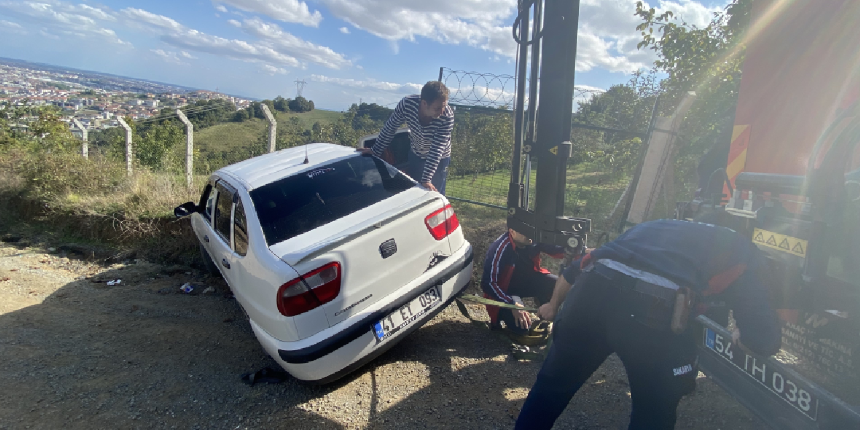 Devrilmesin diye otomobilinin üzerine çıkıp yardım bekledi