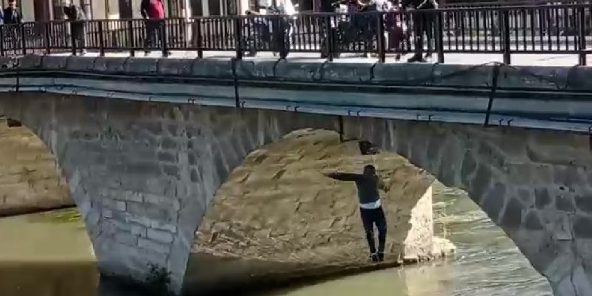 Bunalıma giren şahıs, köprüden Yeşilırmak’a atladı!