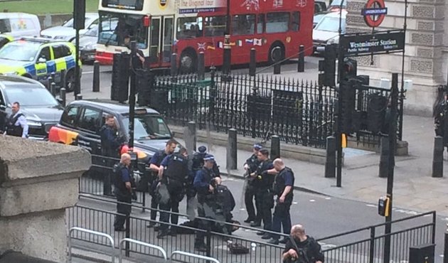 Londra'da terör alarmı! Başbakan'ın konutu yakınında bıçaklı saldırgan paniği...