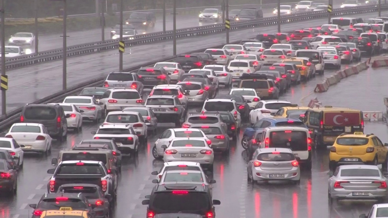 İstanbul'da yağmur ile birlikte trafik çilesi de başladı! Yüzde 50'nin üzerine çıktı...