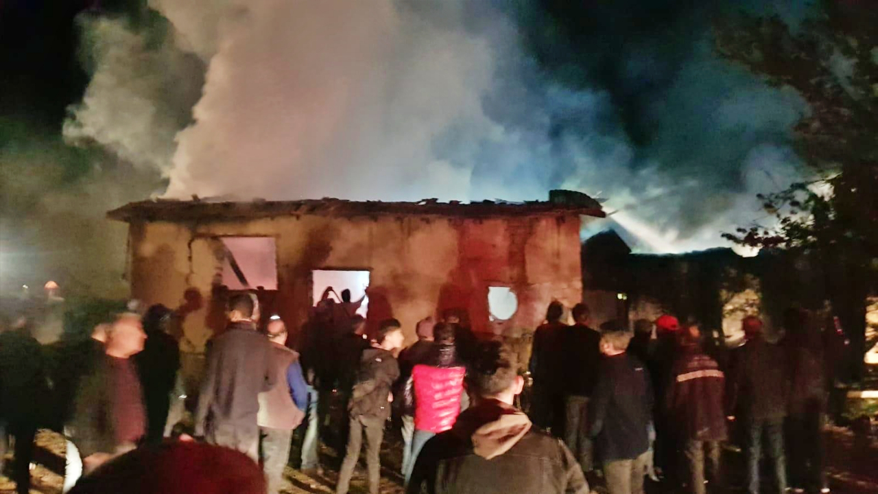 Gurbetçi ailenin evi, ahırı ve samanlığı yanarak kül oldu!
