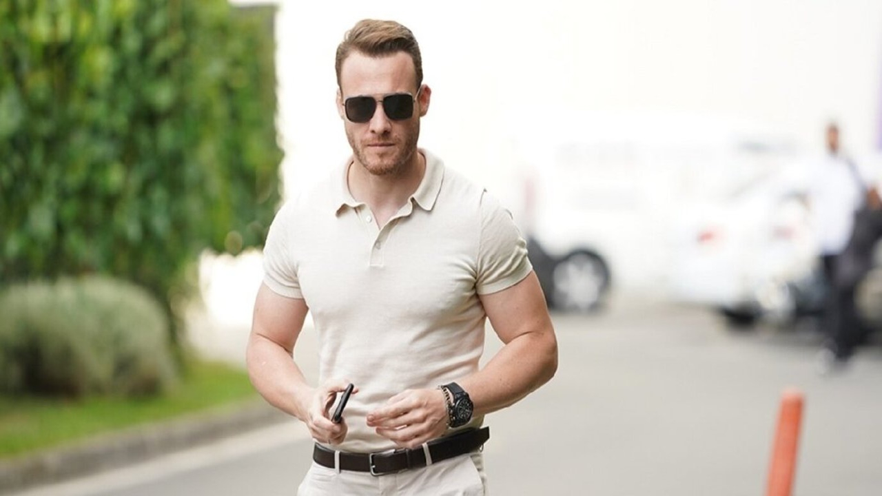 Kerem Bürsin ailesiyle birlikte poz verdi! Kız kardeşini görenler şaştı kaldı! Hande'dan daha güzel!
