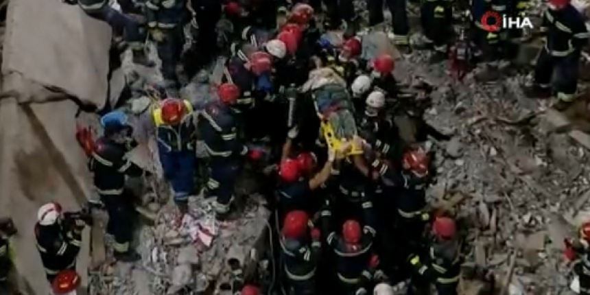 Çöken binadan 8 saat sonra 1 kişi kurtarıldı