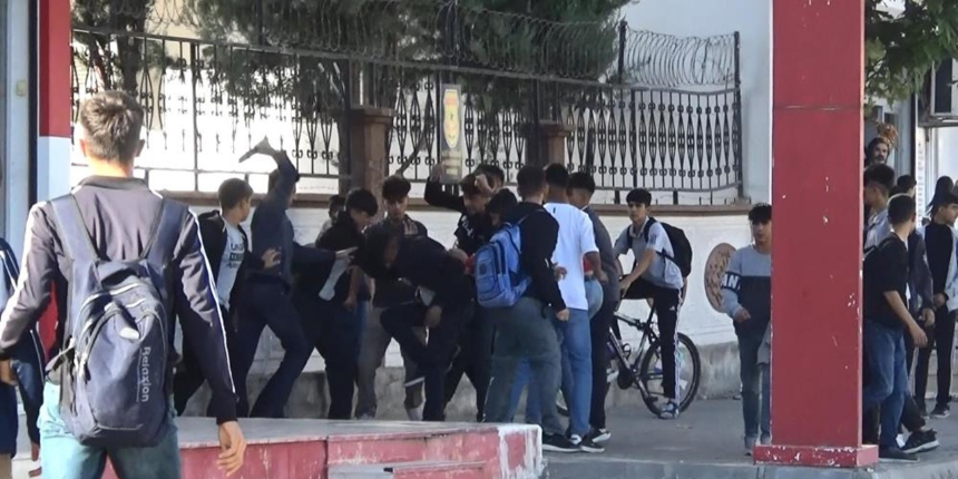 Okul önünde tekmeli, bıçaklı kavga! 2 öğrencinin yaralandığı anlar kamerada...