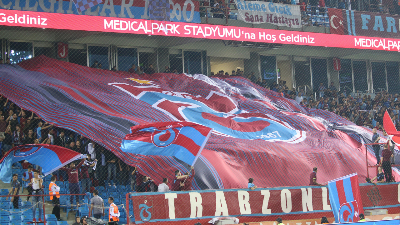 Trabzonspor taraftarları Fenerbahçe derbisinde tek tribün, tam destek!