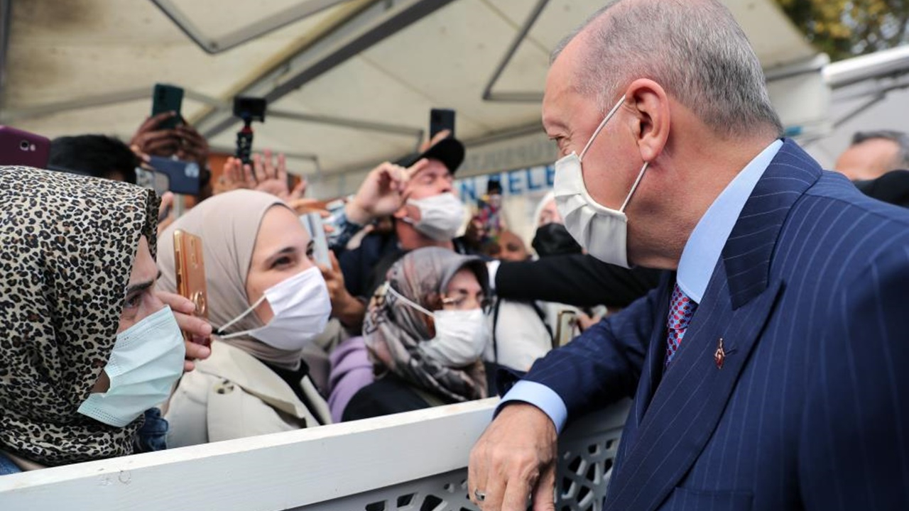Cumhurbaşkanı Erdoğan cuma namazı sonrası vatandaşlarla sohbet etti