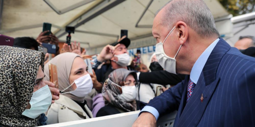 Cumhurbaşkanı Erdoğan cuma namazı sonrası vatandaşlarla sohbet etti