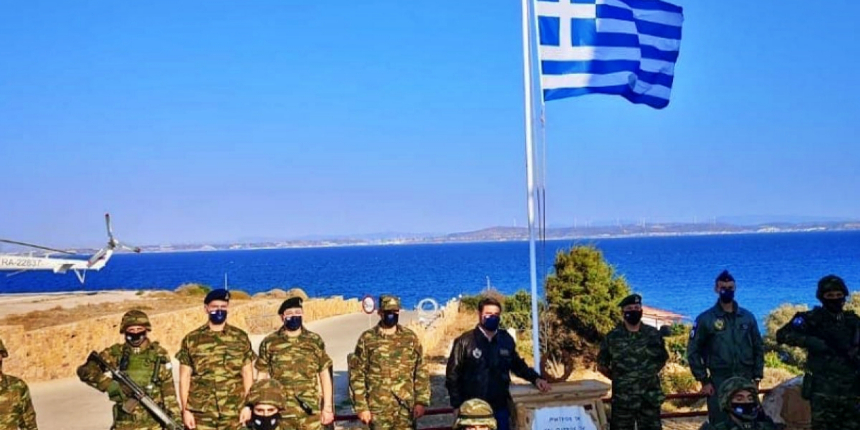 Yunan askerleri arkalarına İzmir'i alarak fotoğraf çektirdi!
