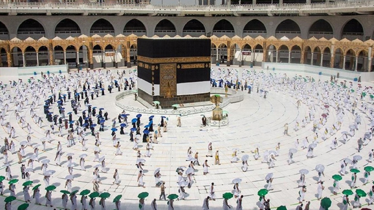 Suudi Arabistan sadece 2 doz Covid-19 aşısı olanlara umre izni verecek
