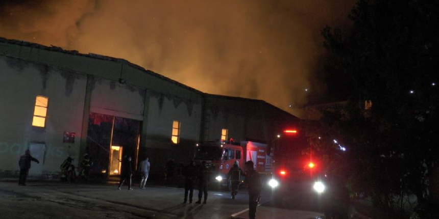 Kayseri'de fabrika yanıyor: Alevler geceyi aydınlattı
