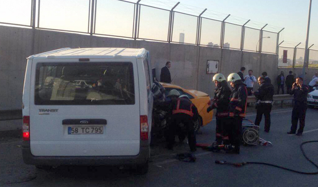 Minibüs karşı yöne geçerek taksiye çarptı: 2 ölü, 3 yaralı