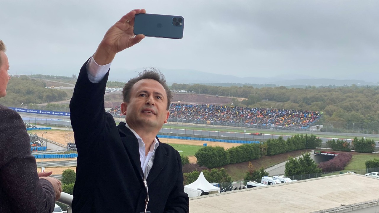 Başkan Yazıcı, Formula 1'de yarışan Mercedes takımıyla sosyal medyadaki diyaloğunu anlattı!