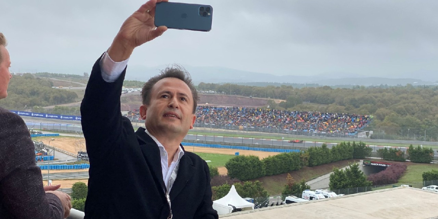 Başkan Yazıcı, Formula 1'de yarışan Mercedes takımıyla sosyal medyadaki diyaloğunu anlattı!