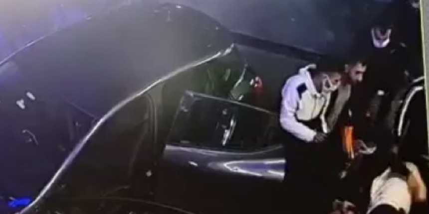 Arkadaşları yaralı genci hastane önündeki sedyeye bırakıp kaçtı