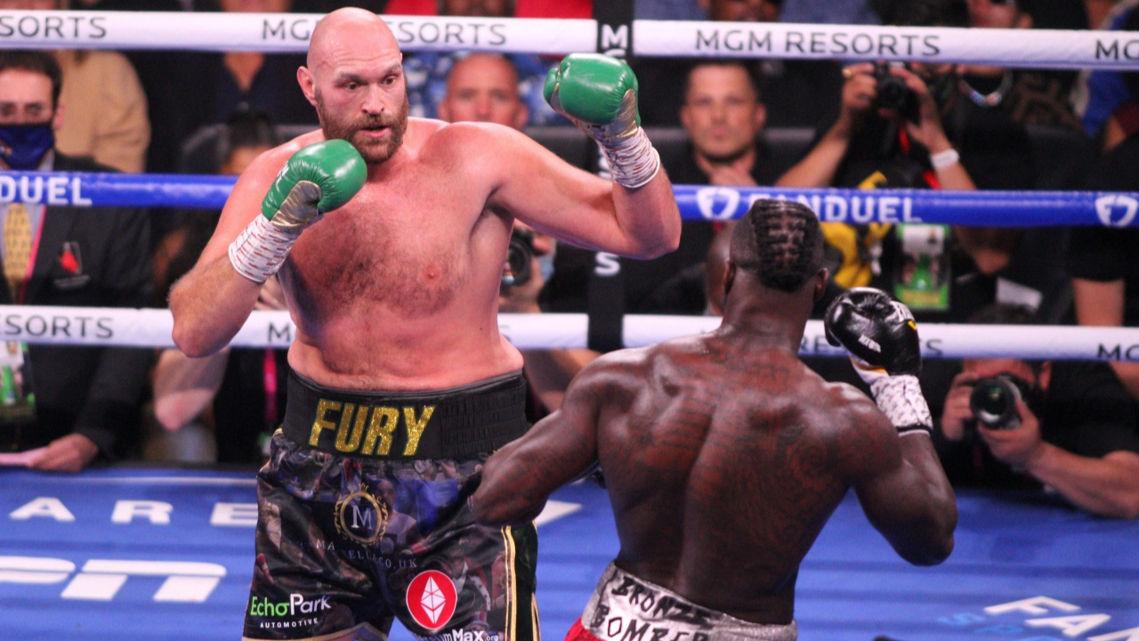 Deontay Wilder'ı nakavat eden Tyson Fury ağır sıklet kemeri unvanını korudu