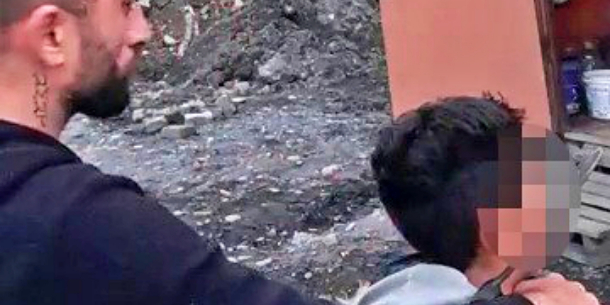 Oğlunu kaçırdı, boğazına bıçak dayadı, canlı yayın başlattı!