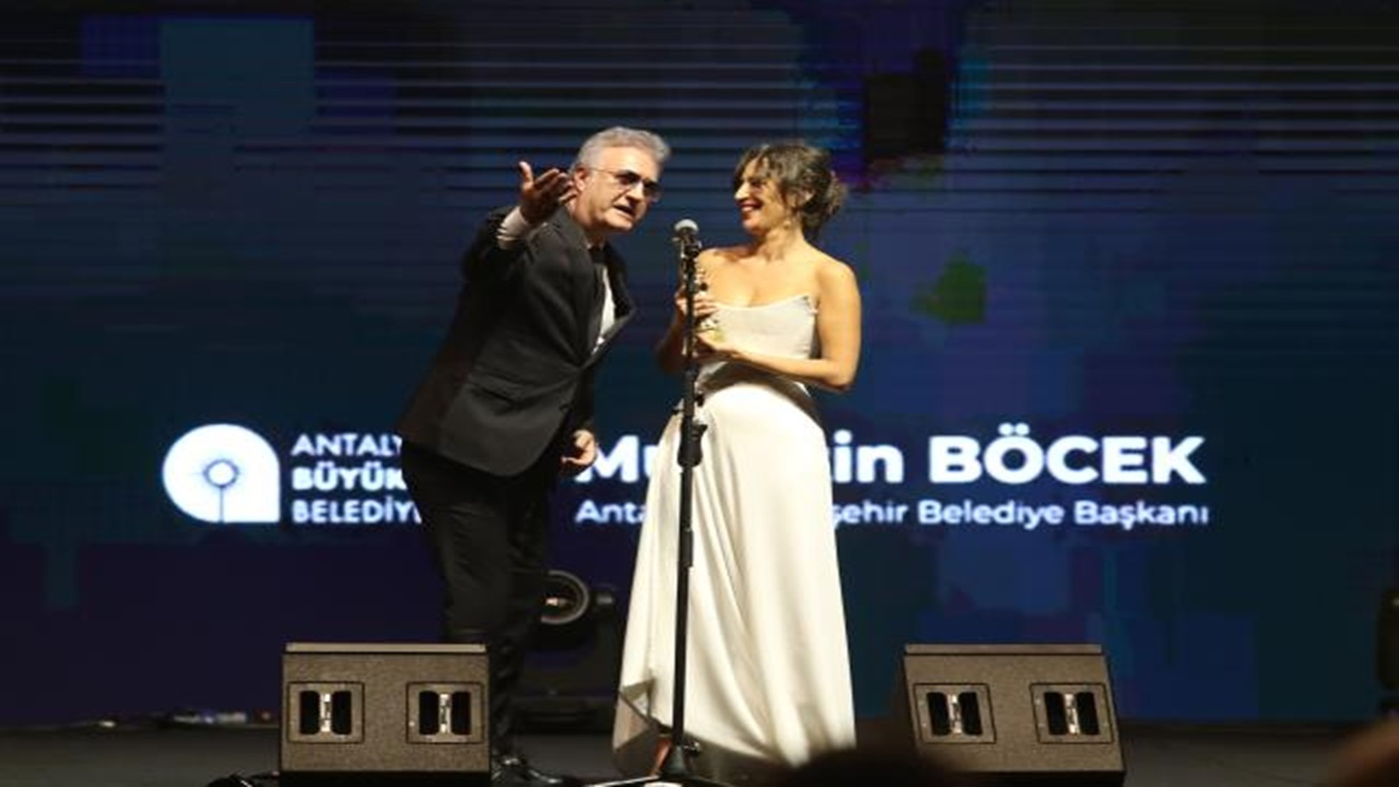 Nihal Yalçın sahneyi Meclis kürsüsüne çevirdi! Usta tiyatrocu sadece mimikleriyle dersini verdi!