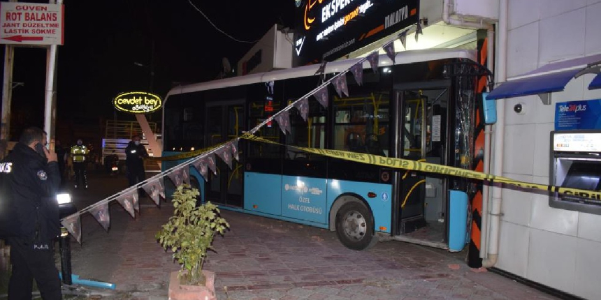 Sürücüsü kalp krizi geçiren otobüs, oto bakım servisine daldı: 2 yaralı