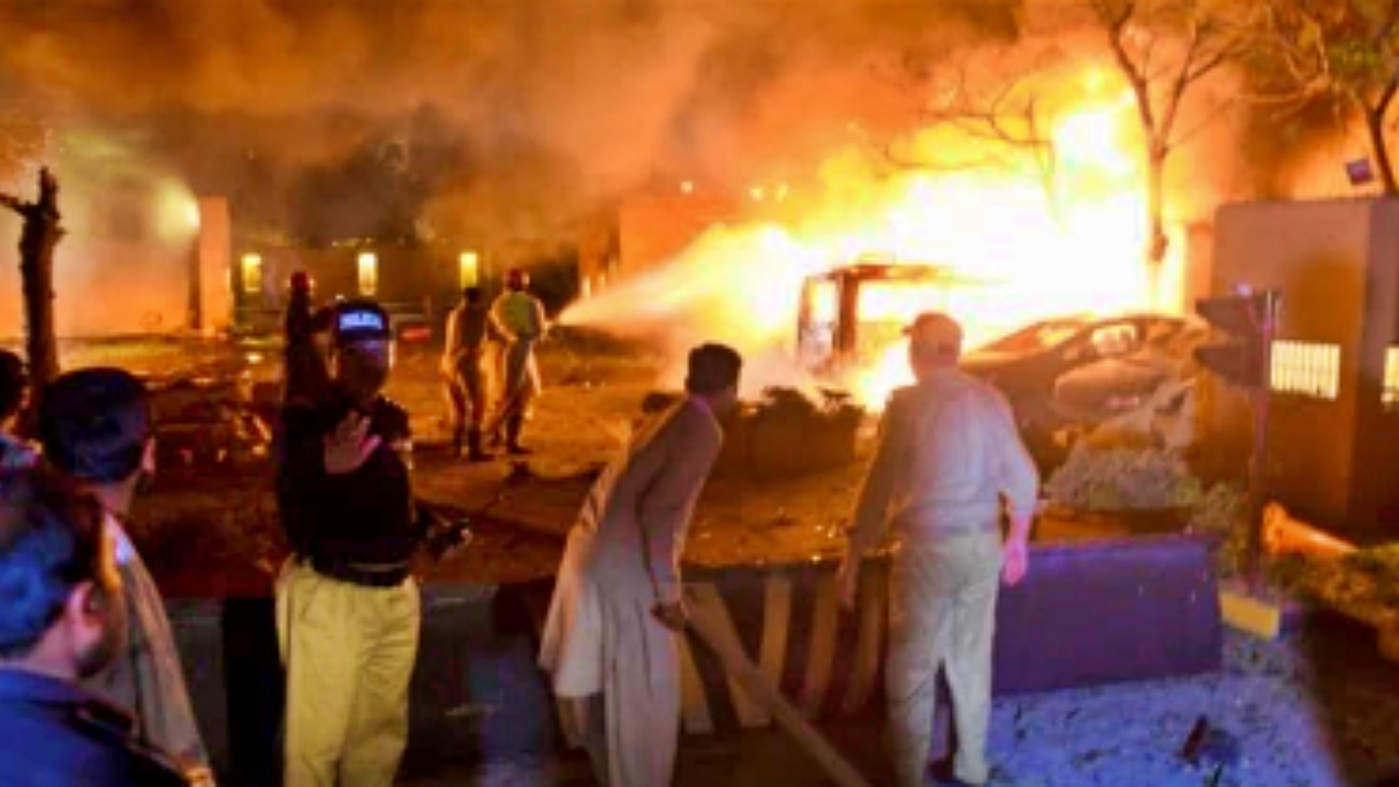 Pakistan'ın farklı şehirlerinde art arda bombalı saldırılar!
