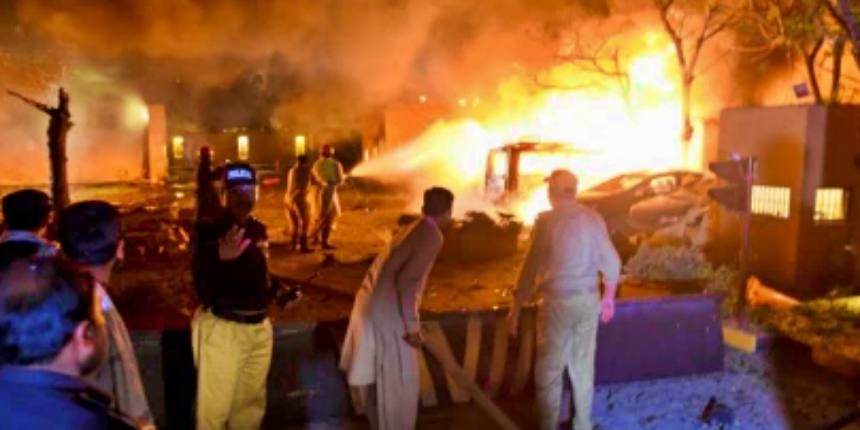 Pakistan'ın farklı şehirlerinde art arda bombalı saldırılar!