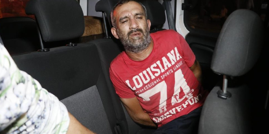 Polisten kaçarken kaza yapıp yakalandı, aracından tabanca ile uyuşturucu madde çıktı