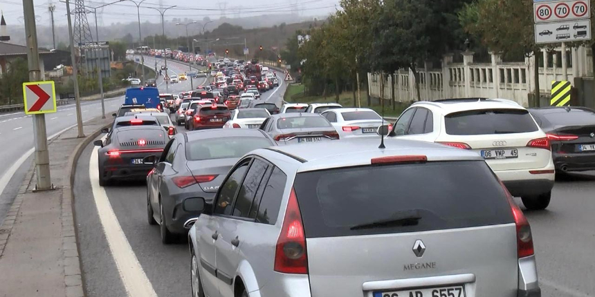 Büyük yarışa saatler kala yollar tıkandı, vatandaşlar güvenlik şeridinden yürüdü