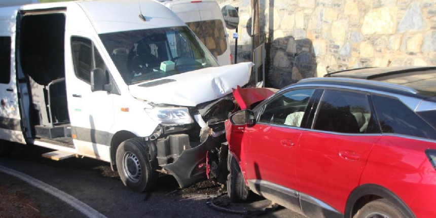 Minibüsle cip kafa kafaya çarpıştı: 22 yaralı
