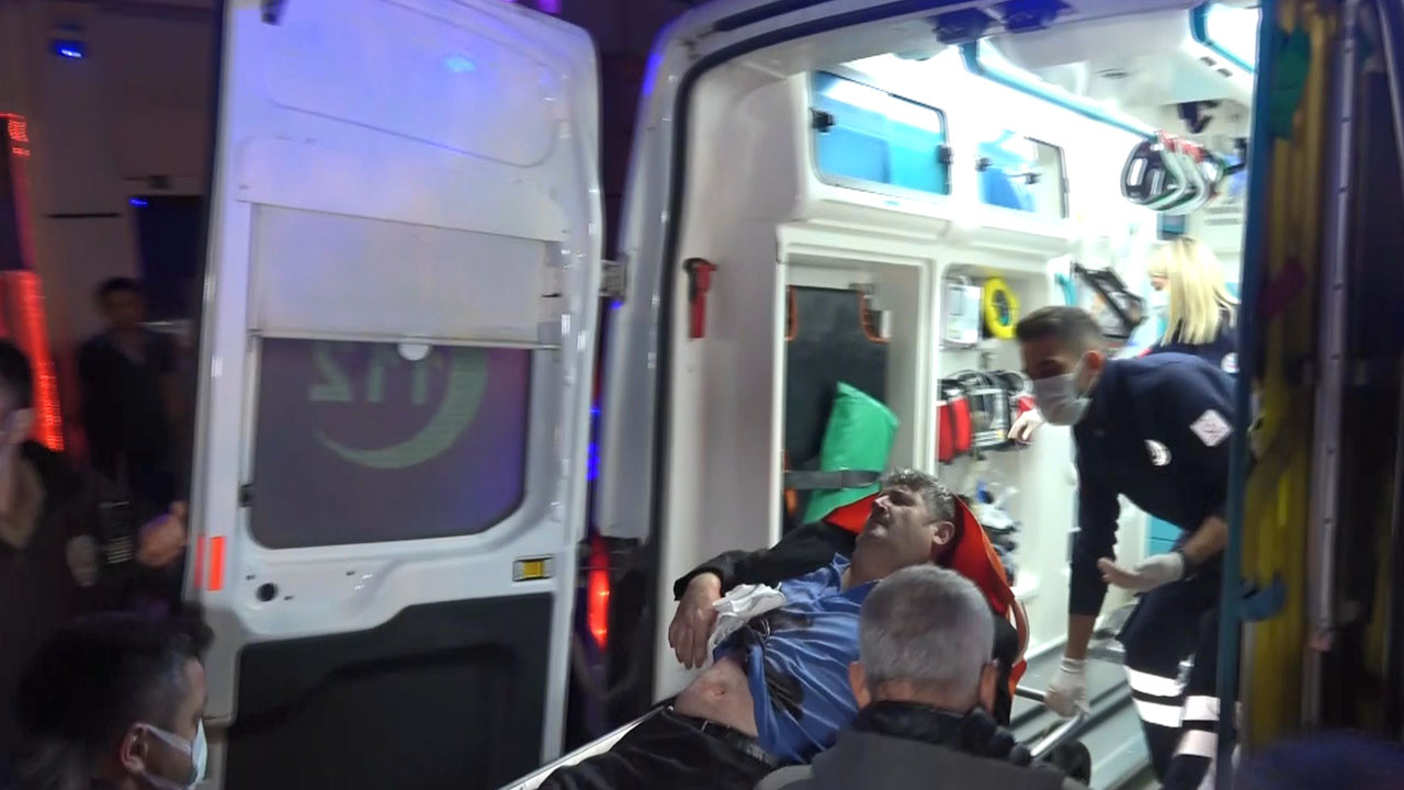 Silah seslerini duyan mahalleli nereye kaçacağını şaşırdı: Yoldan geçen bir kişi göğsünden vuruldu