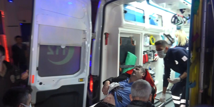 Silah seslerini duyan mahalleli nereye kaçacağını şaşırdı: Yoldan geçen bir kişi göğsünden vuruldu