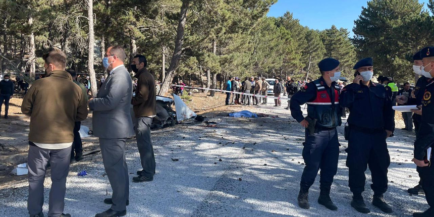 Öğrencileri taşıyan servis devrildi: Can kaybı ve yaralılar var