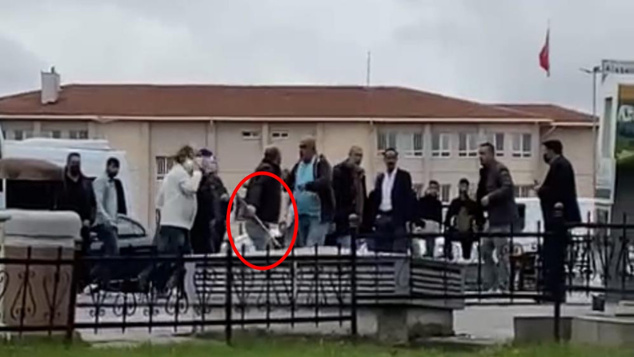 İstanbul'da gündüz vakti inanılmaz anlar! Kürek sapı ile vurdu...