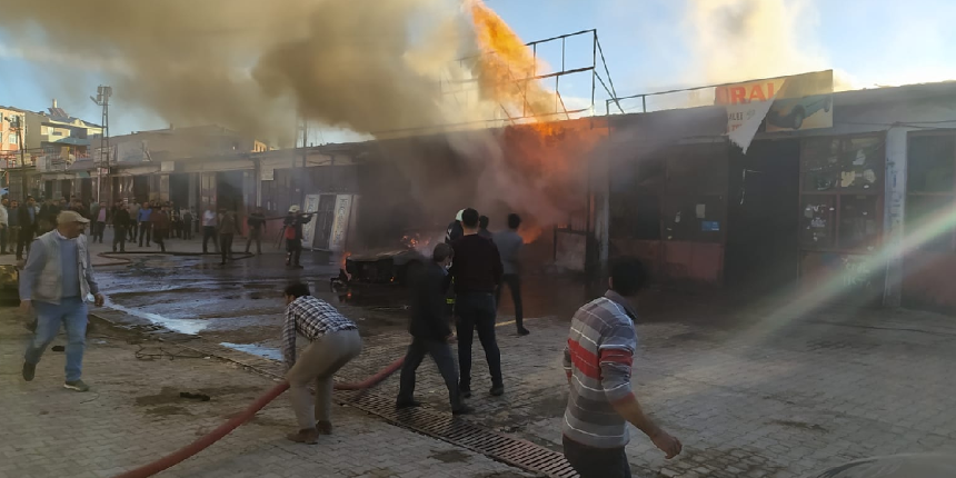 Araçta çıkan yangın 3 iş yerine sıçradı