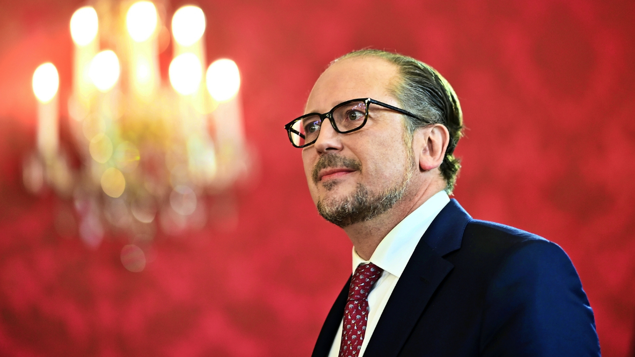 Yolsuzluktan istifa eden Türk düşmanı Başbakan'ın yerine yenisi geçti!