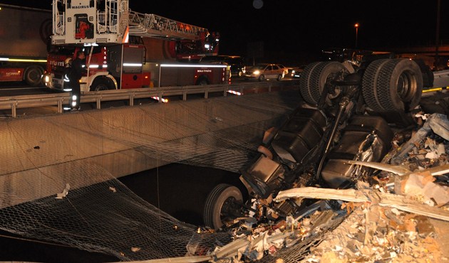 Devrilen TIR 30 metrelik viyadükte asılı kaldı