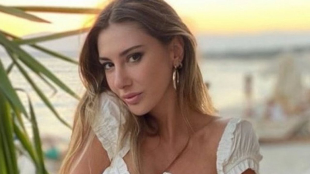 Şeyma Subaşı çizmeyi aştı! Önce başörtüsü taktı sonra sevgilisi ile öpüştü! Takipçileri çıldırdı!