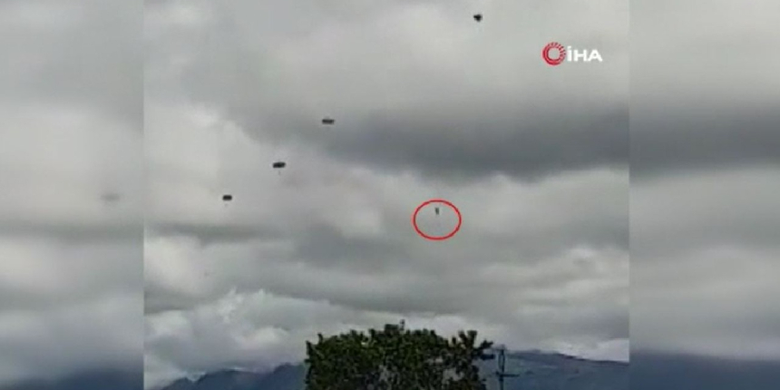Kolombiya’da paraşütü açılmayan asker yere çakıldı, o anlar kameraya yansıdı