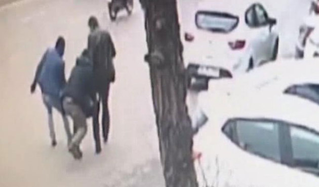 İstanbul'da gasp dehşeti! Silahla vurup soydular / VİDEO