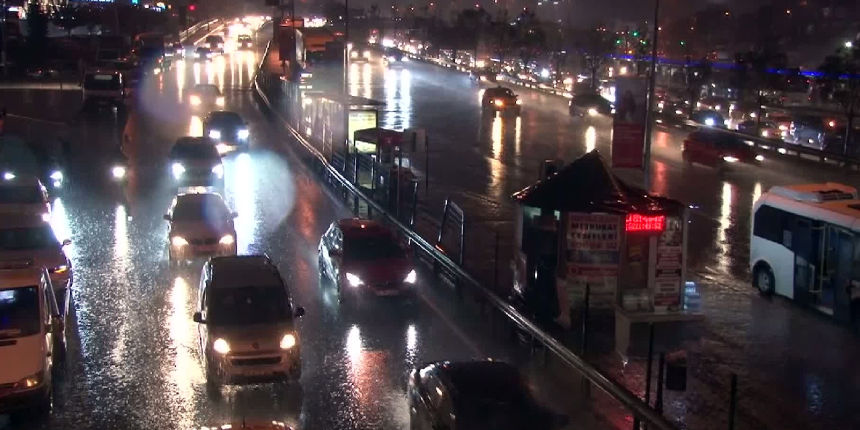 İstanbul’da sağanak yağış etkili oldu