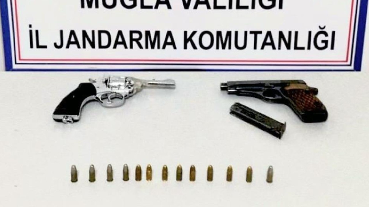 Cinayetten aranıyordu, silahlarla yakalandı