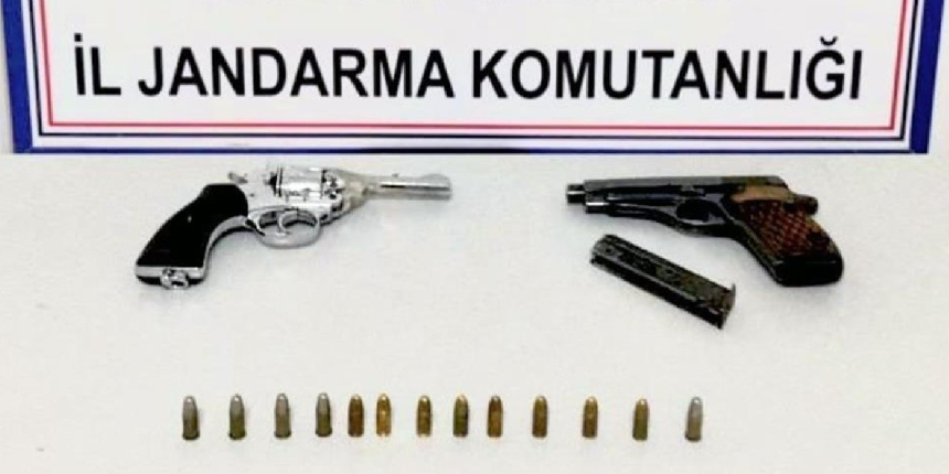 Cinayetten aranıyordu, silahlarla yakalandı