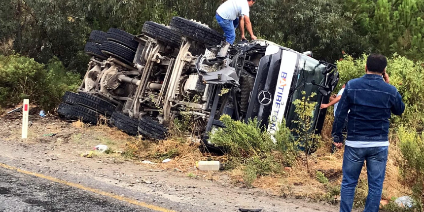 Rampadan kayan beton mikseri, yolcu minibüsü ve otomobile çarptı