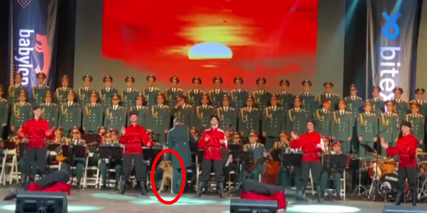 Haluk Levent ve Rus Kızılordu Korosu konserinde sevimli sürpriz