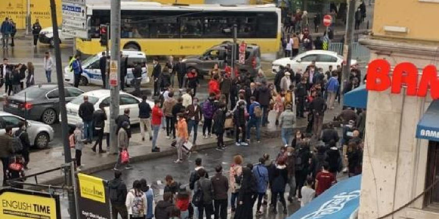 Kadıköy'de sokak ortasında işlenen vahşi cinayet kamerada!