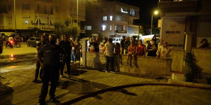5 katlı binanın son katındaki yangın mahalleliyi sokağa döktü