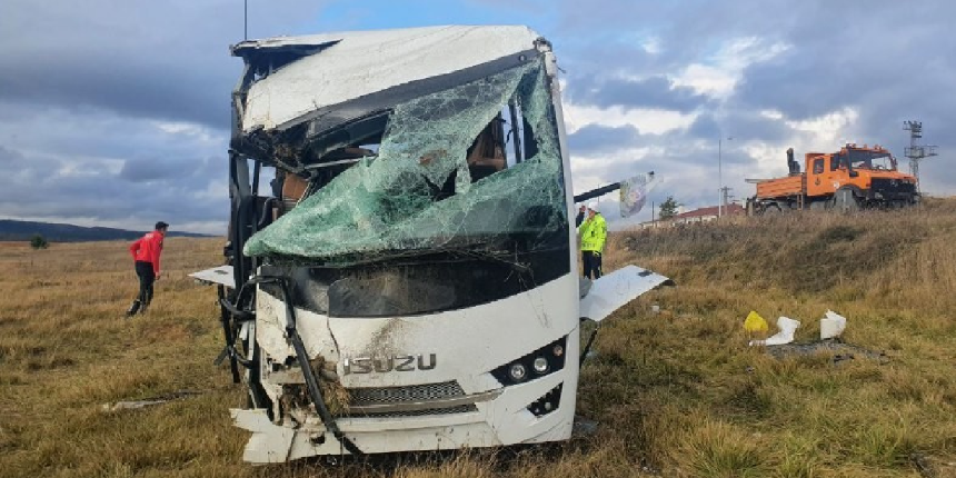 Sel bölgesine giden Polis Arama Kurtarma ekibinin minibüsü devrildi