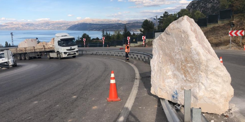 Dev mermer blok, seyir halindeki tırdan yola düştü