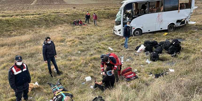 Kastamonu'da polis minibüsü devrildi: Çok sayıda yaralı var